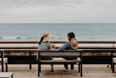 Deux femmes profitent de la vue sur la mer sur la terrasse du Baya proche d'Hossegor